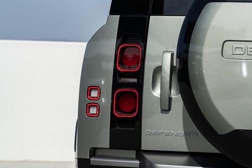 2025 Land Rover Defender X-Dynamic SE