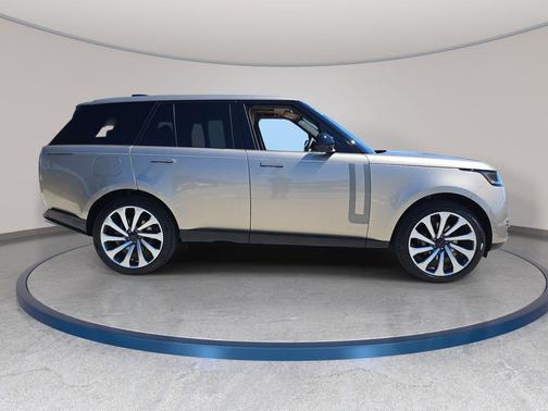 Batumi Gold Premium Metallic 2026 Land Rover Range Rover SE