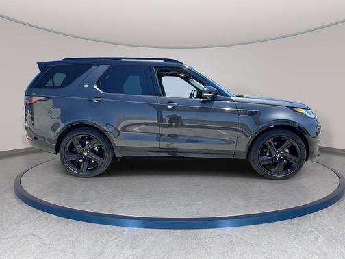 Eiger Gray Metallic 2024 Land Rover Discovery Metropolitan Edition