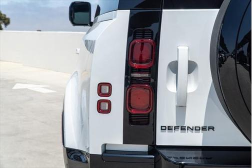 2025 Land Rover Defender X-Dynamic SE