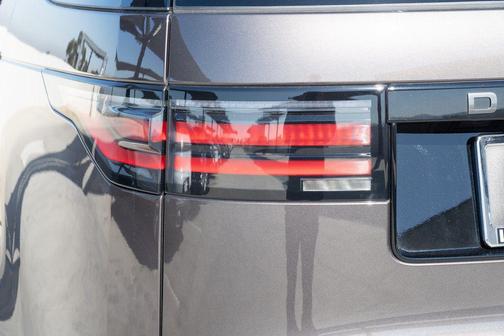 Charente Grey Premium Metallic 2025 Land Rover Discovery P360 Dynamic SE