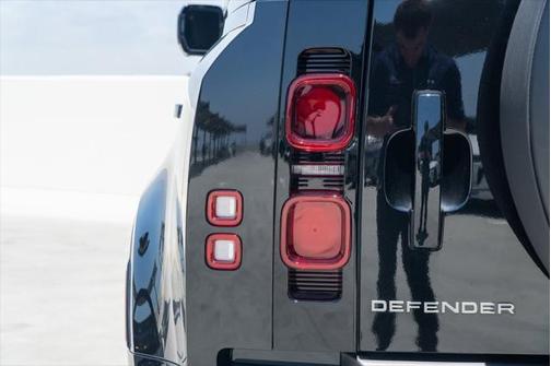 2025 Land Rover Defender X-Dynamic SE