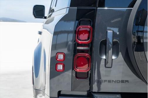 2025 Land Rover Defender X-Dynamic SE