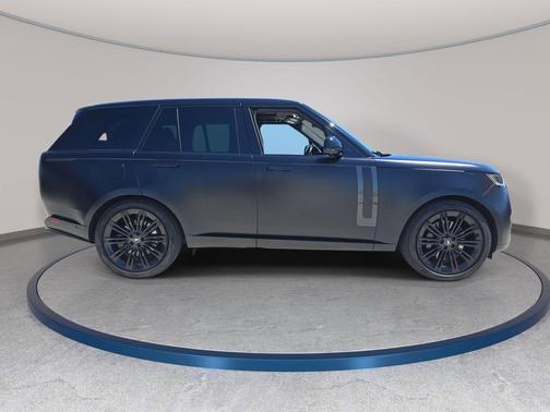 Ligurian Black SV Bespoke Ultra Metallic Sat 2023 Land Rover Range Rover SE
