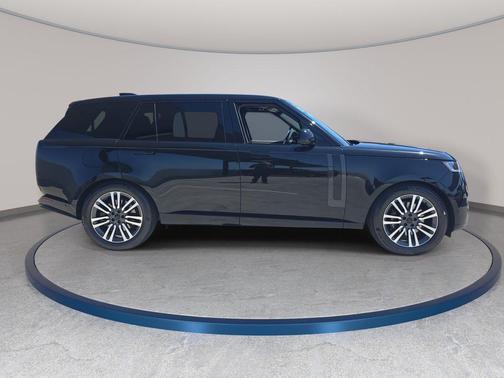Santorini Black Metallic 2026 Land Rover Range Rover SE