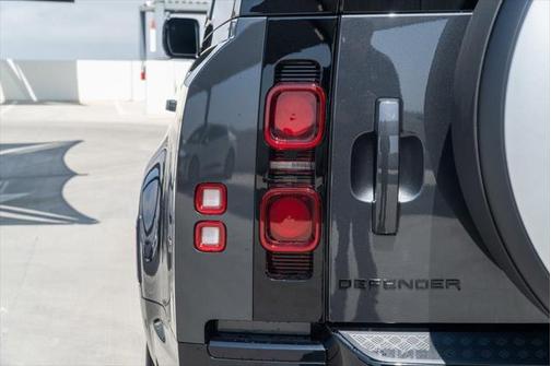 2025 Land Rover Defender X-Dynamic SE