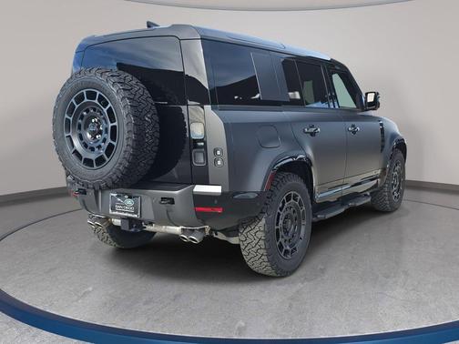 2026 Land Rover Defender 110 V8