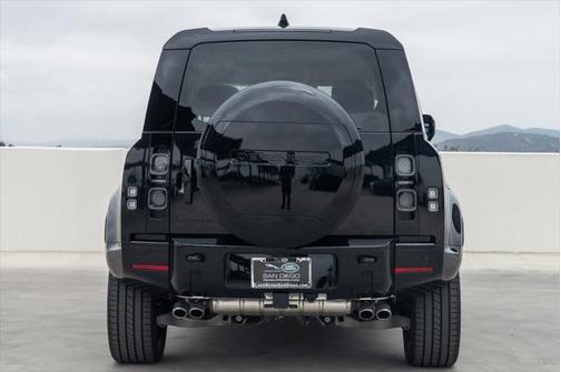 2025 Land Rover Defender 110 V8