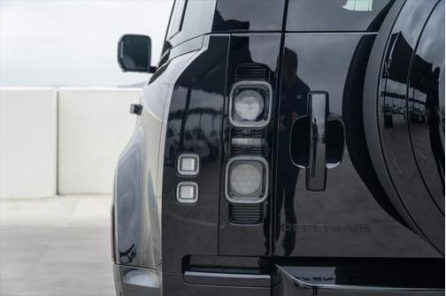 2025 Land Rover Defender 110 V8