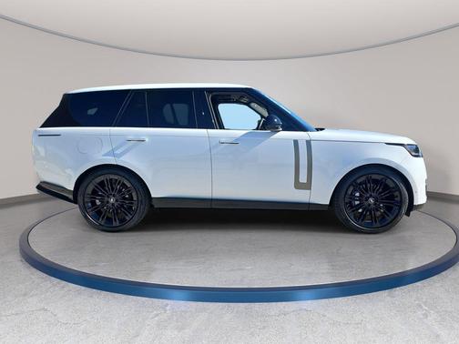 Fuji White 2026 Land Rover Range Rover SE