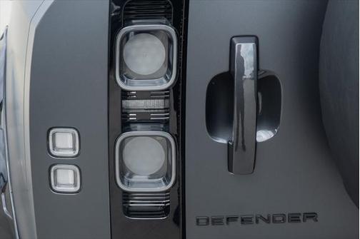 2025 Land Rover Defender 110 V8