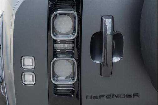2025 Land Rover Defender 110 V8