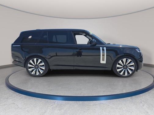 Ligurian Black SV Bespoke Ultra Metallic Sat 2023 Land Rover Range Rover SV