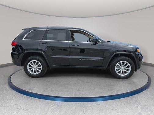 Diamond Black Crystal Pearlcoat 2022 Jeep Grand Cherokee Laredo
