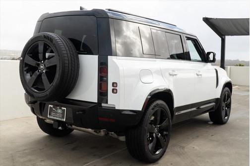 2025 Land Rover Defender X-Dynamic SE