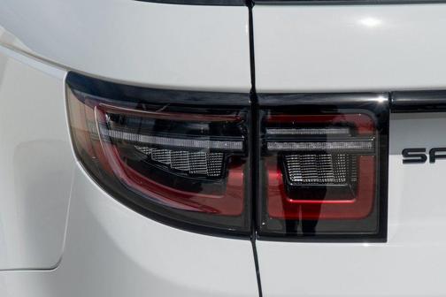 Fuji White 2025 Land Rover Discovery Sport SE