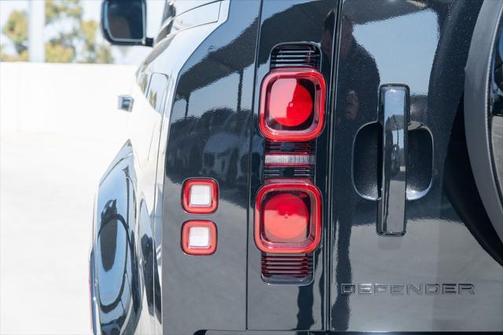 2025 Land Rover Defender X-Dynamic SE