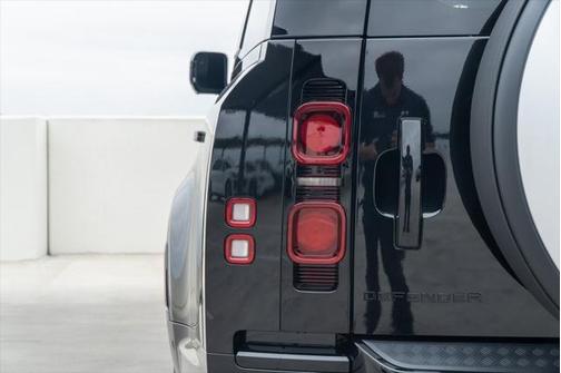 2025 Land Rover Defender X-Dynamic SE