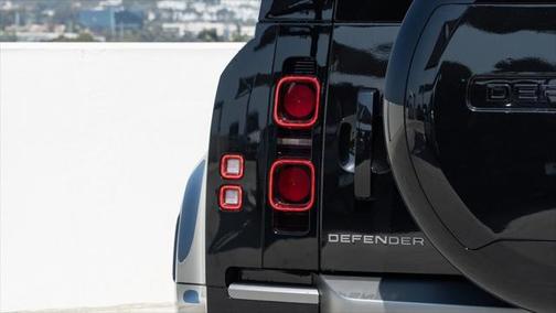 2025 Land Rover Defender X-Dynamic SE