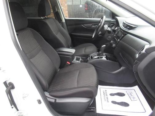 White 2020 Nissan Rogue SV
