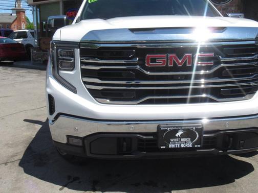 Summit White 2023 GMC Sierra 1500 SLT