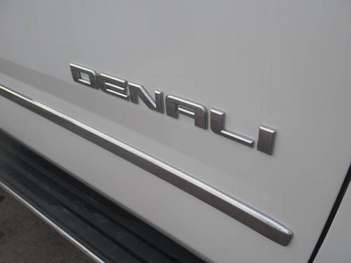 White Diamond Tri-Coat 2017 GMC Yukon Denali