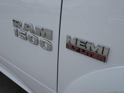 Bright White Clearcoat 2018 RAM 1500 SLT