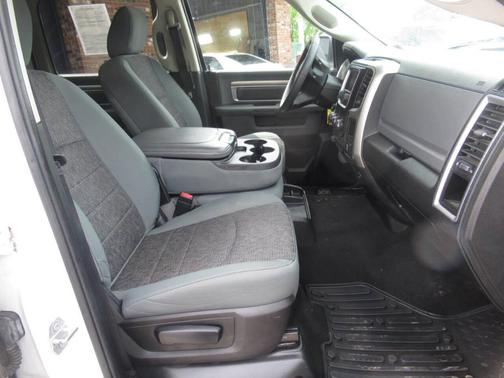Bright White Clearcoat 2018 RAM 1500 SLT