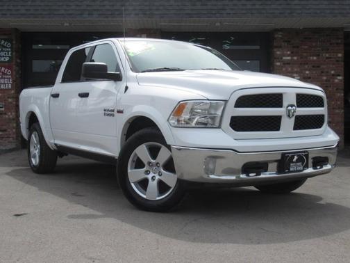Bright White Clearcoat 2018 RAM 1500 SLT