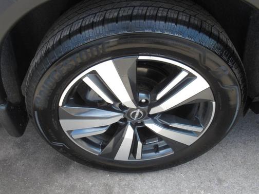 Boulder Gray Metallic 2024 Nissan Rogue SL