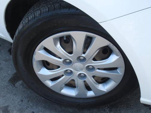 White 2013 Kia Forte EX