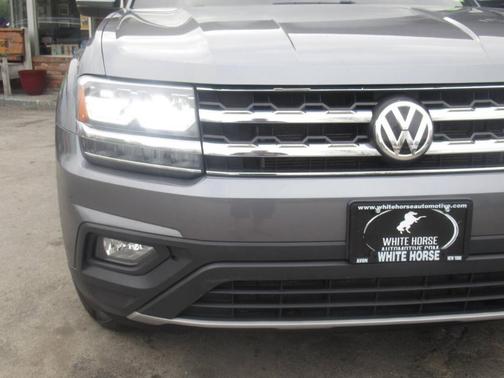 Platinum Gray Metallic 2018 Volkswagen Atlas 3.6L SE w/Technology