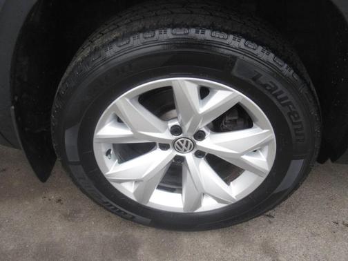 Platinum Gray Metallic 2018 Volkswagen Atlas 3.6L SE w/Technology