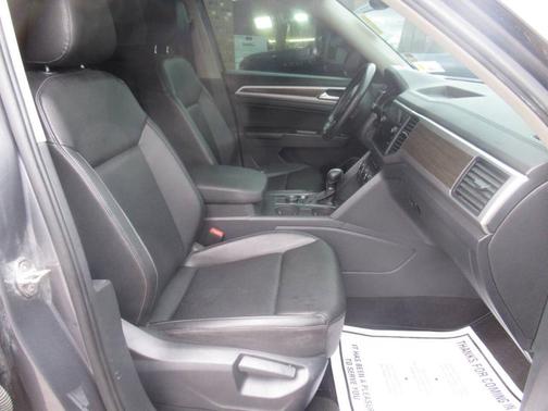Platinum Gray Metallic 2018 Volkswagen Atlas 3.6L SE w/Technology