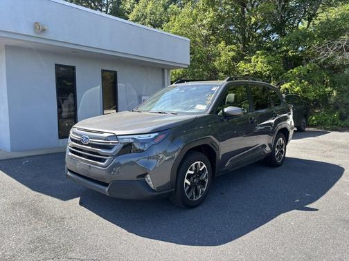 Magnetite Gray Metallic 2025 Subaru Forester Premium