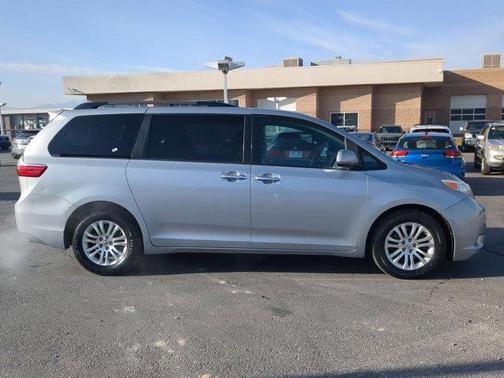 2016 Toyota Sienna XLE