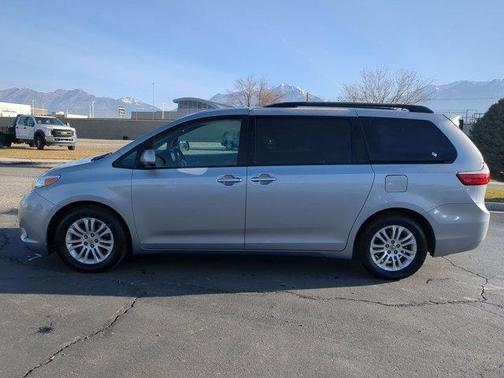 2016 Toyota Sienna XLE