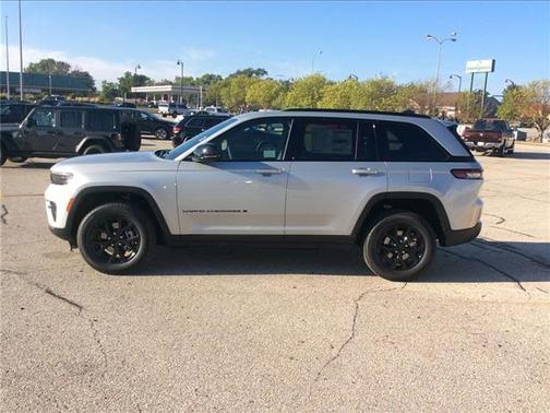 2025 Jeep Grand Cherokee Laredo