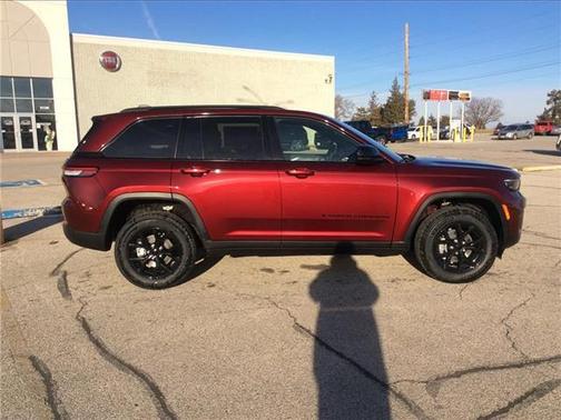 2025 Jeep Grand Cherokee Laredo
