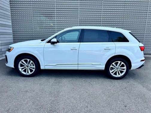 2025 Audi Q7 Premium 45 TFSI quattro Tiptronic