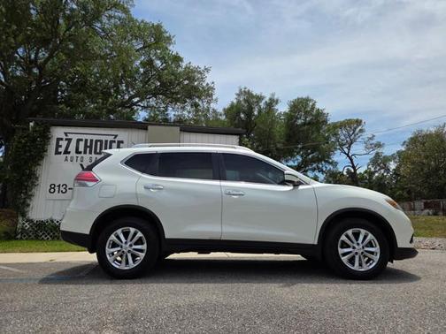 White 2016 Nissan Rogue SV