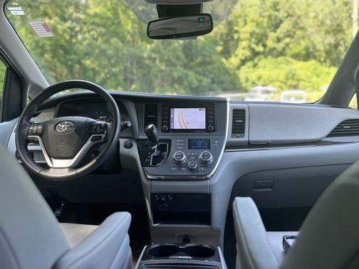 2018 Toyota Sienna XLE