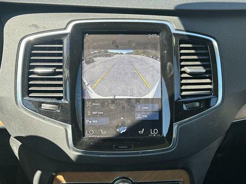 2022 Volvo XC90 T6 Momentum