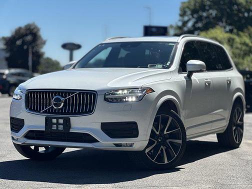 2022 Volvo XC90 T6 Momentum