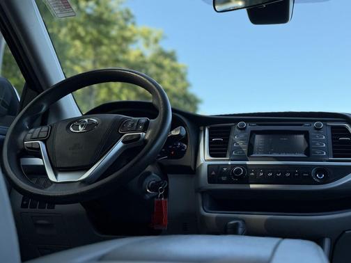 Midnight Black Metallic 2019 Toyota Highlander LE I4
