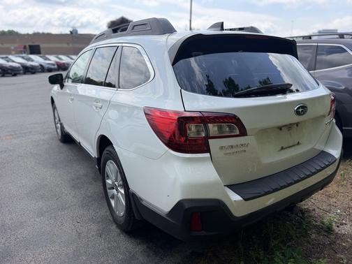 Crystal White Pearl 2019 Subaru Outback 2.5i Premium