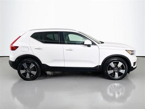 2019 Volvo XC40 T5 Momentum