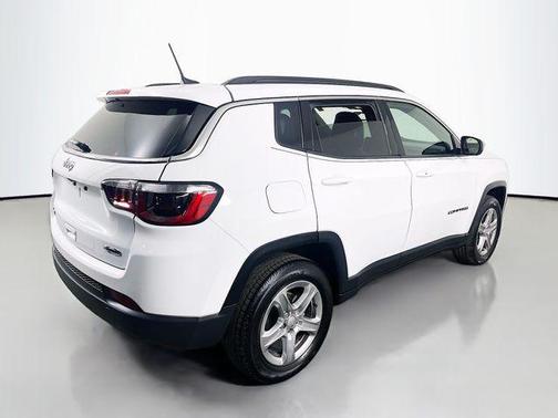 Bright White Clearcoat 2024 Jeep Compass Latitude