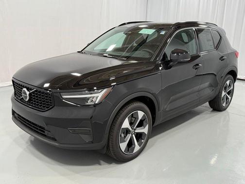 2026 Volvo XC40 B5 Core
