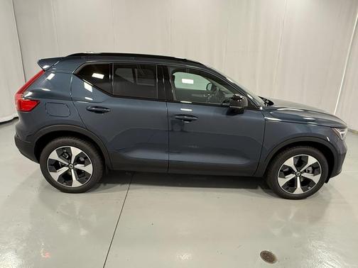 2026 Volvo XC40 B5 Core